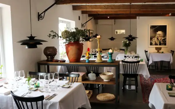 Vackert dukade bord på Karnelunds Gård med rustika detaljer och en varm atmosfär.