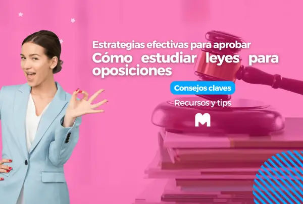 Mujer sonriente con gesto de aprobación, martillo de juez y libros. Estrategias efectivas y consejos claves para opositores.