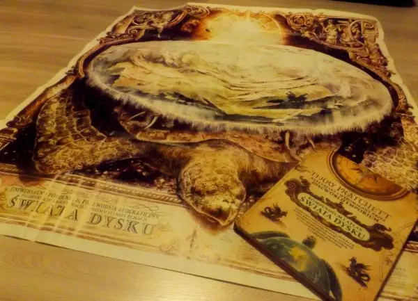 Plakat i książka "Świat Dysku" Terry'ego Pratchetta przedstawiają Wielkiego A'Tuina, kosmicznego żółwia niosącego świat.