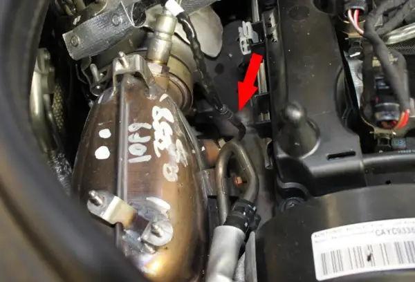 Flèche rouge indique le chemin vers où se trouve le filtre à particules, près du turbo.