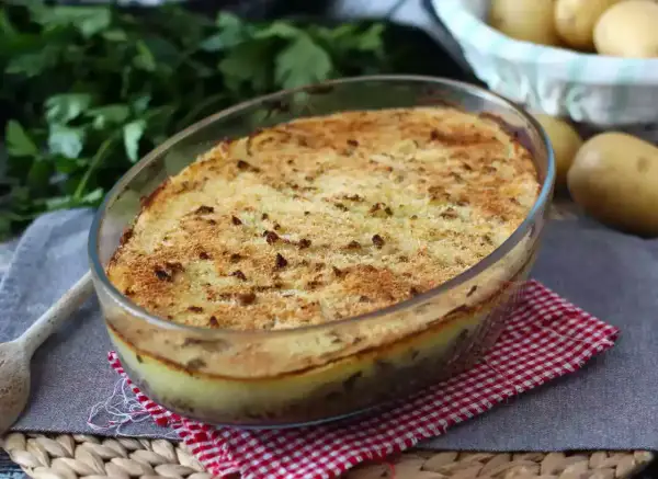 Un plat de hachis parmentier traditionnel tout juste sorti du four, avec sa croûte dorée et ses pommes de terre gratinées.