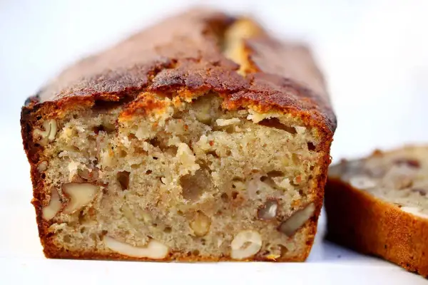 Saftiges Banana Bread mit Nüssen, frisch gebacken und bereit zum Genießen.