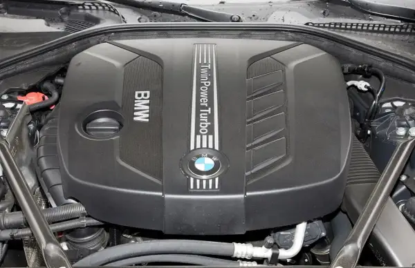 Silnik BMW F10 TwinPower Turbo. Szukasz odpowiedzi na pytanie, jaki silnik BMW F10 jest najmniej awaryjny? Ten widok silnika może pomóc w podjęciu decyzji.