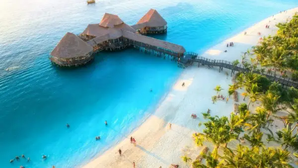 Rajska plaża na Zanzibarze w czerwcu. Idealna pogoda na kąpiel w turkusowej wodzie i relaks pod palmami.