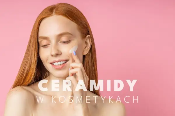 Ruda kobieta z piegami aplikuje krem na policzek. Tekst: "Ceramidy w kosmetykach". Niacynamid i ceramidy to klucz do zdrowej skóry.