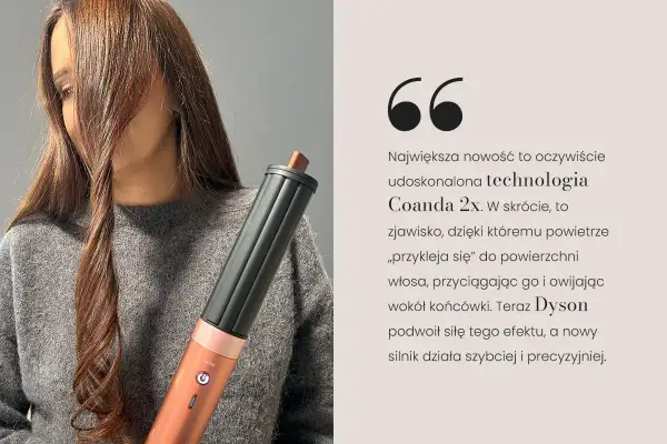 Kobieta z kręconymi włosami trzyma urządzenie Dyson Airwrap z technologią Coanda 2x, która ułatwia stylizację.