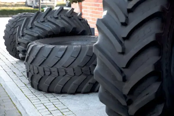 Duże, nowe opony rolnicze czekają na montaż. Skorzystaj z promocji: darmowa utylizacja opon!