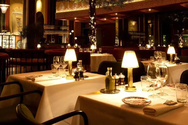 Ett elegant dukat bord med tända lampor, glas och olivolja. En inblick i en av Stockholms trendiga restauranger.