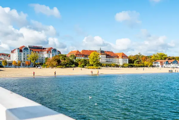 Sopot, jedno z najpiękniejszych miejscowości nad morzem, z piaszczystą plażą i hotelami w tle.
