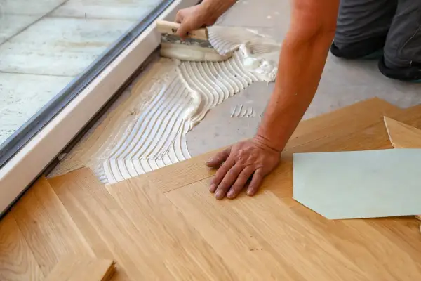 Installazione parquet: stesura colla per evitare che il parquet si gonfi.