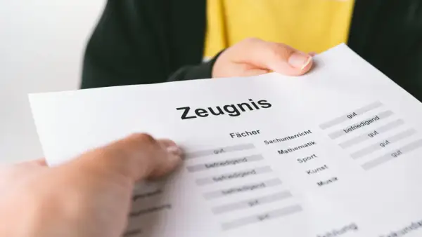 Ein Zeugnis der 2. Klasse Grundschule mit guten Noten in Fächern wie Sachunterricht und Mathematik.
