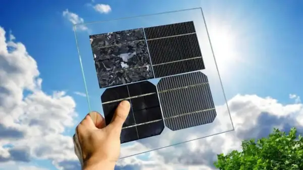 Mano sostiene panel solar con diferentes celdas. ¡Aprovecha la bonificación IBI para placas solares en Castilla-La Mancha!