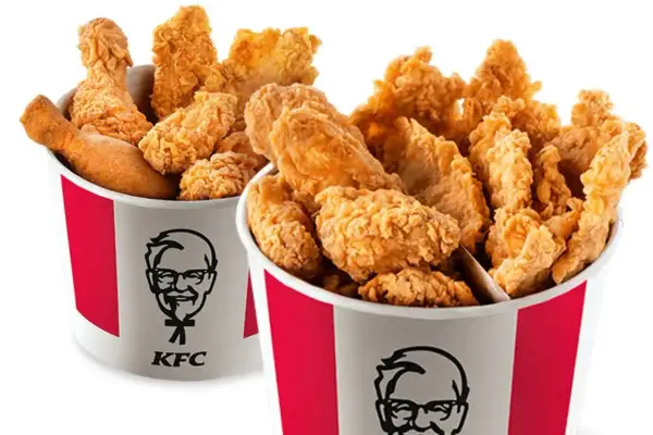 Dwa kubełki pełne chrupiących bites KFC. Idealne na wspólne spotkanie.