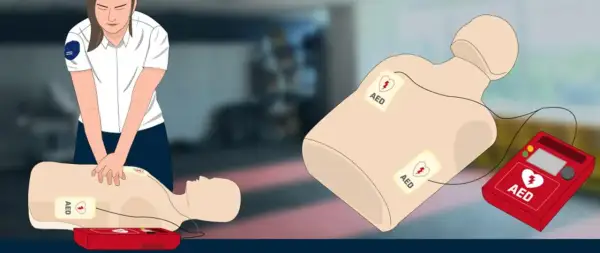 Ćwiczenie RKO z AED. Na manekinie widoczne elektrody AED, sugerujące brak akcji serca (asystolia ekg).