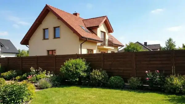 Piękny ogród i dom. Potrzebujesz zgody na wejście na działkę sąsiada wzór?