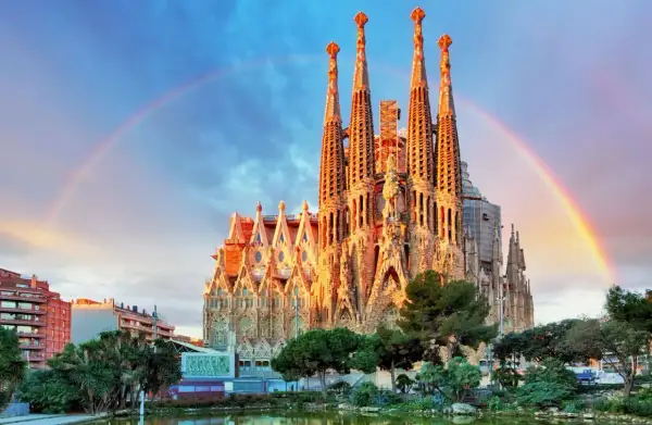 Tęcza nad Sagrada Familia, jedną z najsłynniejszych budowli świata, w słonecznym blasku.
