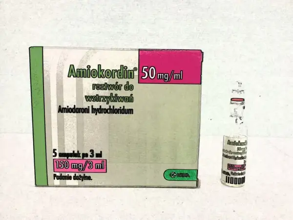 Opakowanie leku Amiokordin 50 mg/ml, roztwór do wstrzykiwań, wraz z ampułką. Zawiera 5 ampułek po 3 ml.