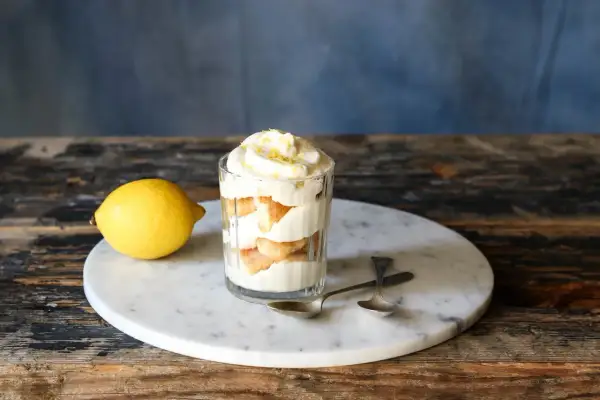Erfrischendes Zitronen Tiramisu im Glas, garniert mit Zitronenschale. Ein leichtes Dessert, das Lust auf mehr macht.