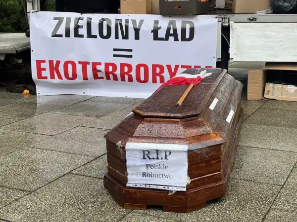 Trumna z napisem "R.I.P. Polskie Rolnictwo" i flagą Polski symbolizuje protest przeciwko polityce, która jest postrzegana jako wylęgarnia zła dla rolników.