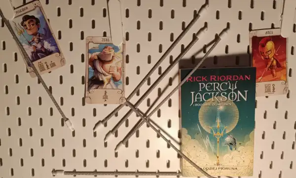 Złodziej pioruna: Recenzja książki i serialu Disney+. Czy warto?