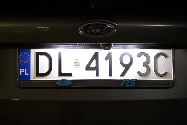 Oświetlenie tablicy rejestracyjnej Ford Focus RS. Szukasz informacji, jakie żarówki do oświetlenia tablicy rejestracyjnej będą najlepsze?