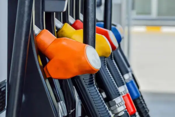 Kolorowe pistolety na stacji paliw. Czy wiesz, że diesel to paliwo, które napędza wiele samochodów?