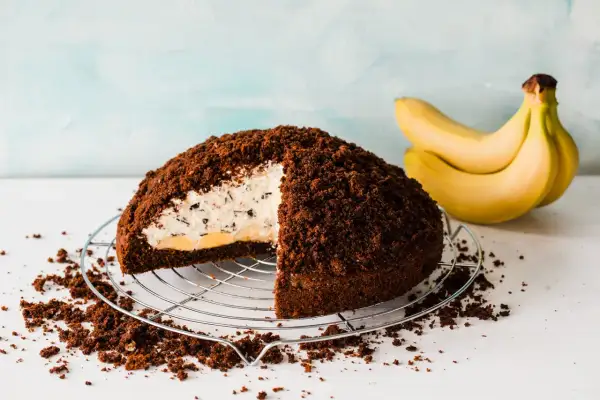 Schokoladiger Maulwurfkuchen mit Bananen und cremiger Füllung, perfekt für ein leckeres Maulwurfkuchen Rezept.