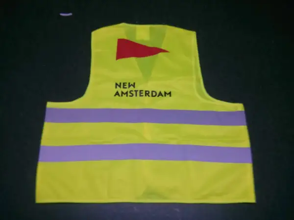 Kamizelka odblaskowa w kolorze limonkowym z napisem "NEW AMSTERDAM" i czerwonym logo. To przykład znakowania odzieży.