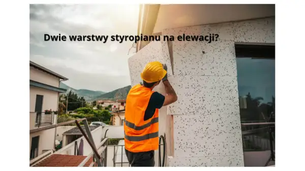 Budowlaniec montuje dwie warstwy styropianu na elewacji domu.