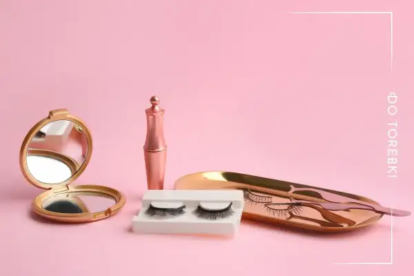 Zestaw do rzęs magnetycznych: lusterko, eyeliner, rzęsy i pęseta na różowym tle.