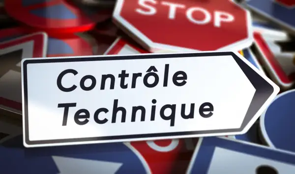 Panneau "Contrôle Technique" sur fond de panneaux de signalisation variés, dont un STOP. Attention, votre contrôle technique est dépassé !