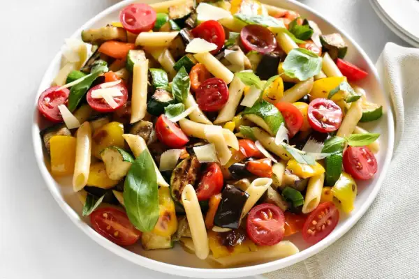 Bunter Nudelsalat ohne Mayo mit Penne, gegrilltem Gemüse, Kirschtomaten und Parmesan. Ein leichter Genuss!
