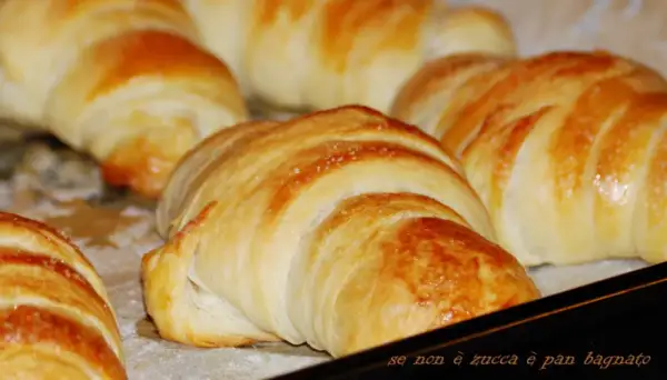 Cornetti con lievito madre dorati e fragranti, appena sfornati, pronti per una colazione perfetta.