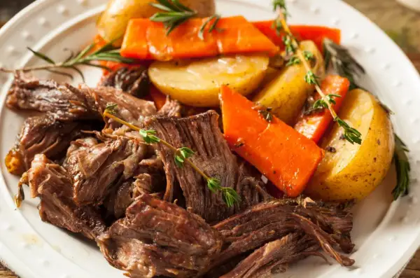 Pyszna pieczeń wołowa z ziemniakami i marchewką, idealna na obiad. Ten przepis na pieczeń wołową zachwyci każdego!