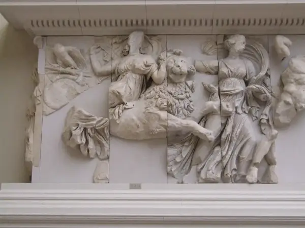 Bas-relief antique représentant Rhéa, l'épouse de Cronos, aux côtés d'un lion.