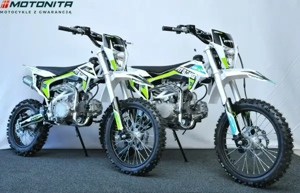 Dwa biało-zielone motocykle typu pit bike stojące obok siebie.