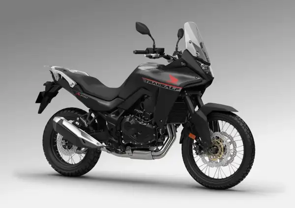 Honda Transalp 750 negra, lista para la aventura. Su peso es ideal para dominar cualquier terreno.