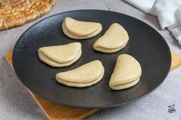 Cinco panes bao crudos listos para cocinar. Una receta fácil de pan bao para disfrutar en casa.