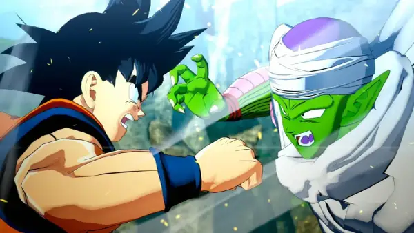 Goku i Piccolo w ferworze walki w grze Dragon Ball. Ich pięści i dłonie są blisko siebie, gotowe do zadania ciosu.