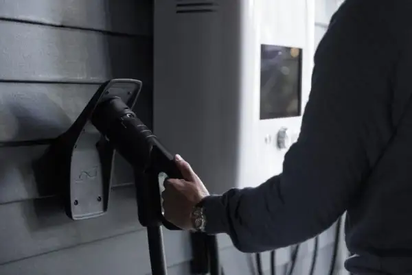 Jak ładować samochód elektryczny w domu - uniknij wysokich kosztów