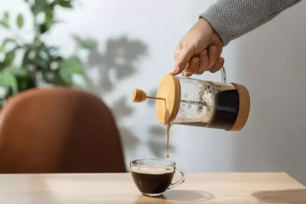Versare caffè da una French press, un modo semplice per fare il caffè senza moka.