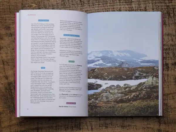 Ein kleines Haus in der norwegischen Berglandschaft, Schnee und Felsen. Ein Zug durch Europa ist hier eine Reise wert.