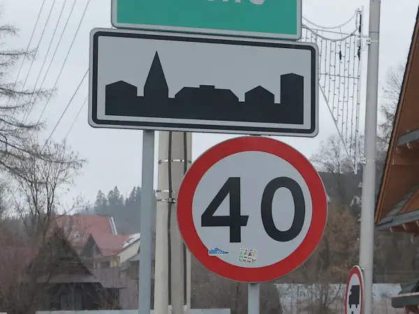 Znak informuje o wjeździe na teren zabudowany. Ograniczenie prędkości do 40 km/h.