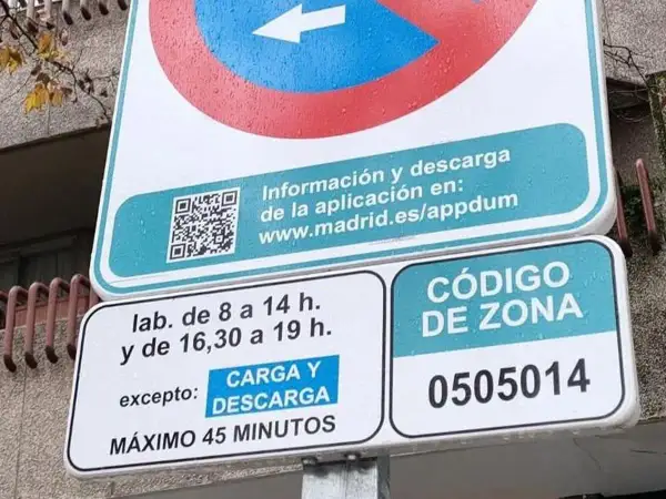 Se puede aparcar en zona verde, excepto carga y descarga. Horario: 8-14h y 16:30-19h. Máximo 45 min. Código de zona 0505014.