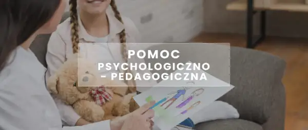 Dziecko z pluszowym misiem i rysunkiem rodziny otrzymuje pomoc psychologiczno pedagogiczną.