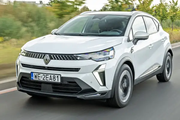 Biały Renault Captur 2026 w ruchu drogowym, widok z przodu.