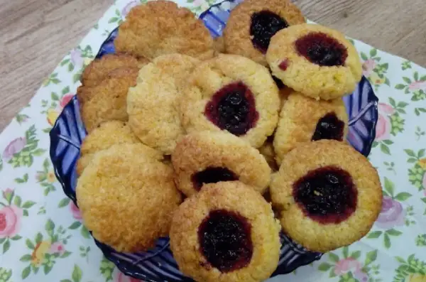 Pyszne ciastka z kleiku ryżowego, niektóre z dżemem. Idealne na deser.