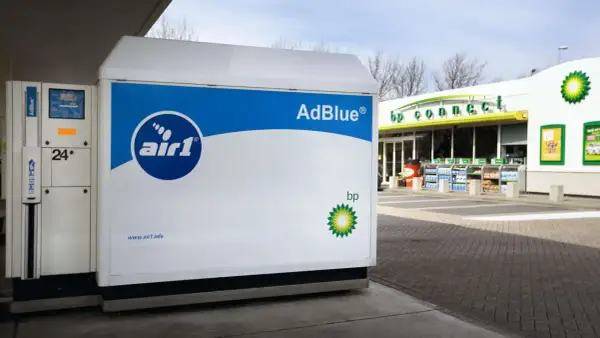 Stacja BP z dystrybutorem AdBlue. Tutaj zatankujesz AdBlue, aby Twój diesel pracował ekologicznie.
