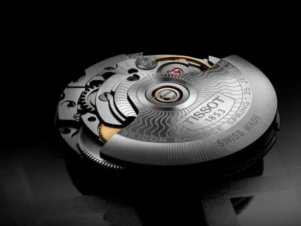 Mecanismo de reloj Tissot con el calibre Powermatic 80, mostrando engranajes y detalles grabados.