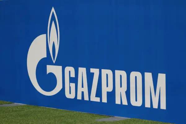 Gazprom-Logo auf blauem Hintergrund, das an russische ADR-Aktien erinnert.